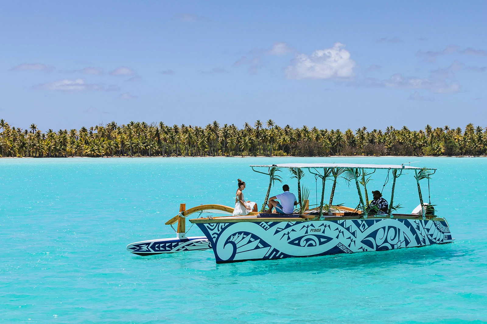 bora-bora-lagoon-activities-photo-outrigger-canoe